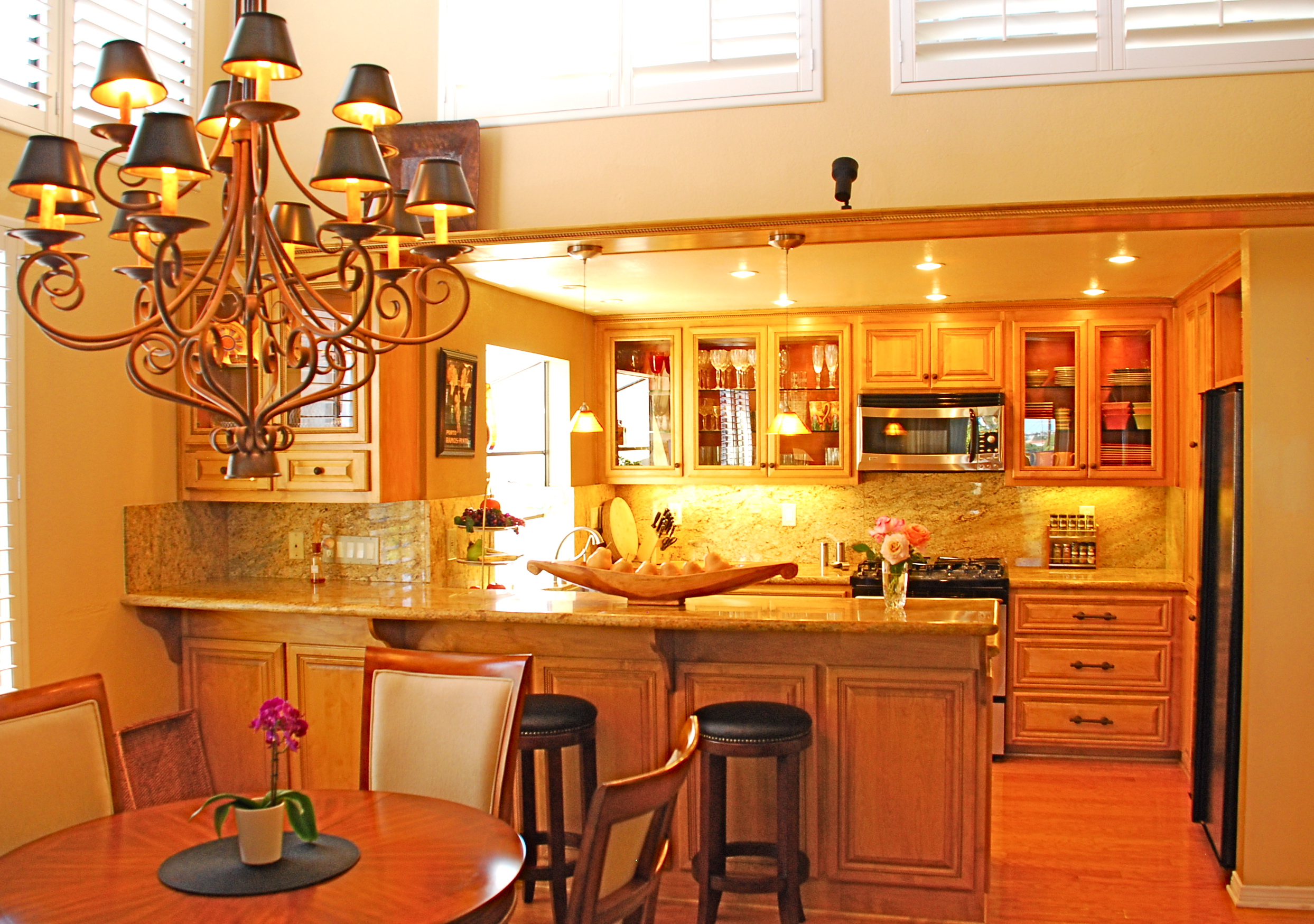 Read more about the article Warm and glowing romantic kitchen