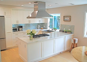 Read more about the article Contemporary white kitchen with a touch of dazzle