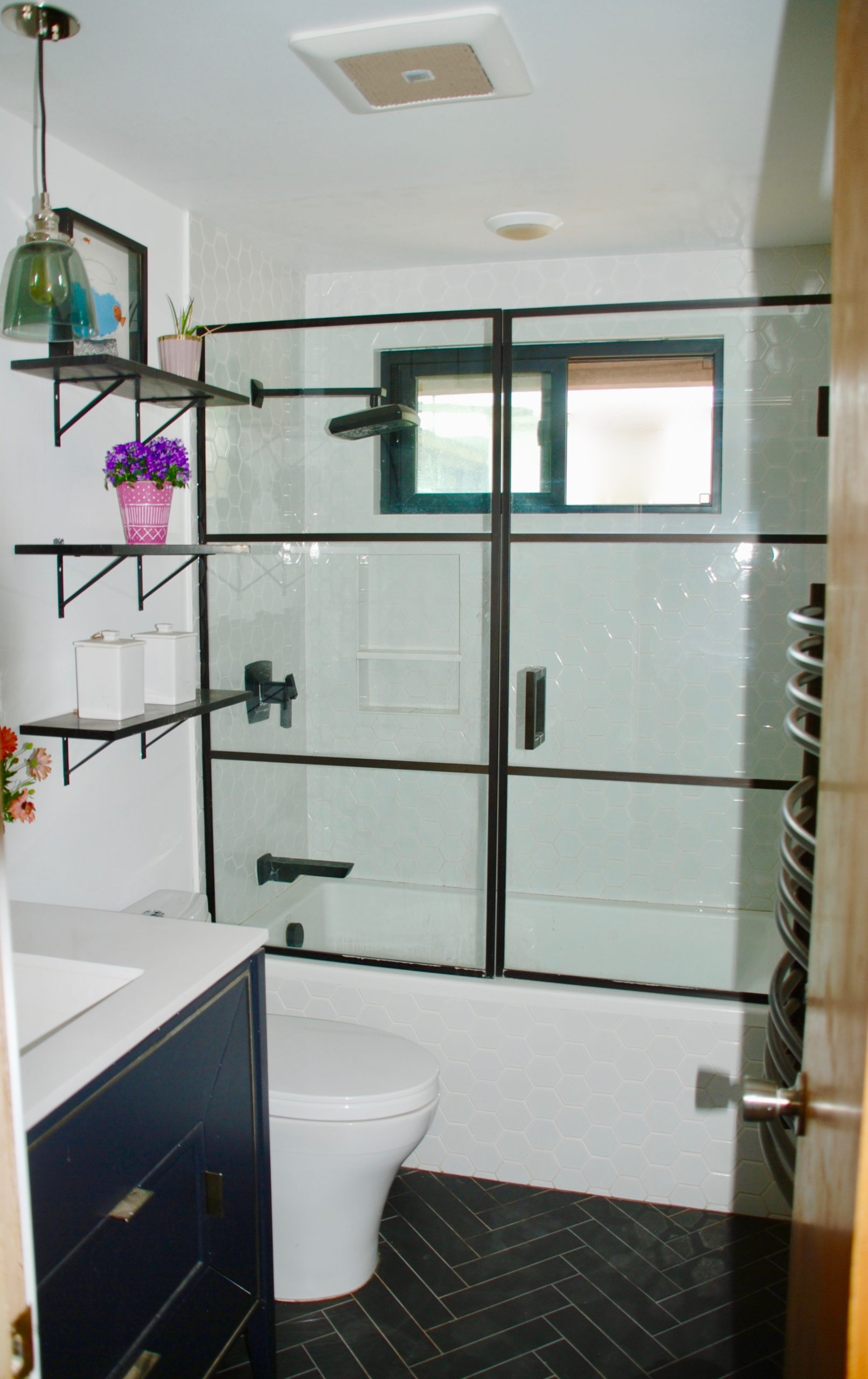 Read more about the article Classic black and white bath room with added pattern play