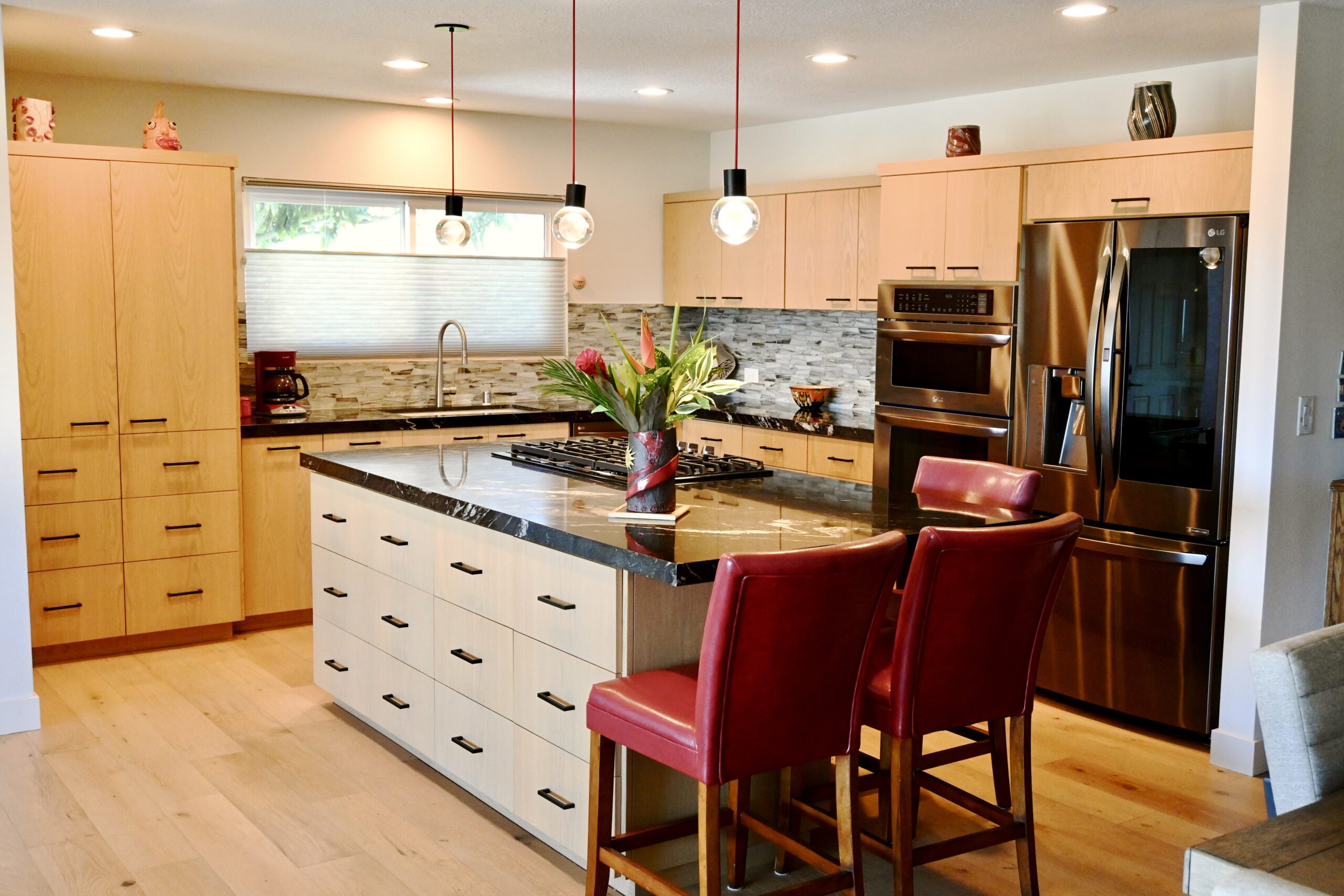 Read more about the article A warm and modern kitchen with an artsy flair