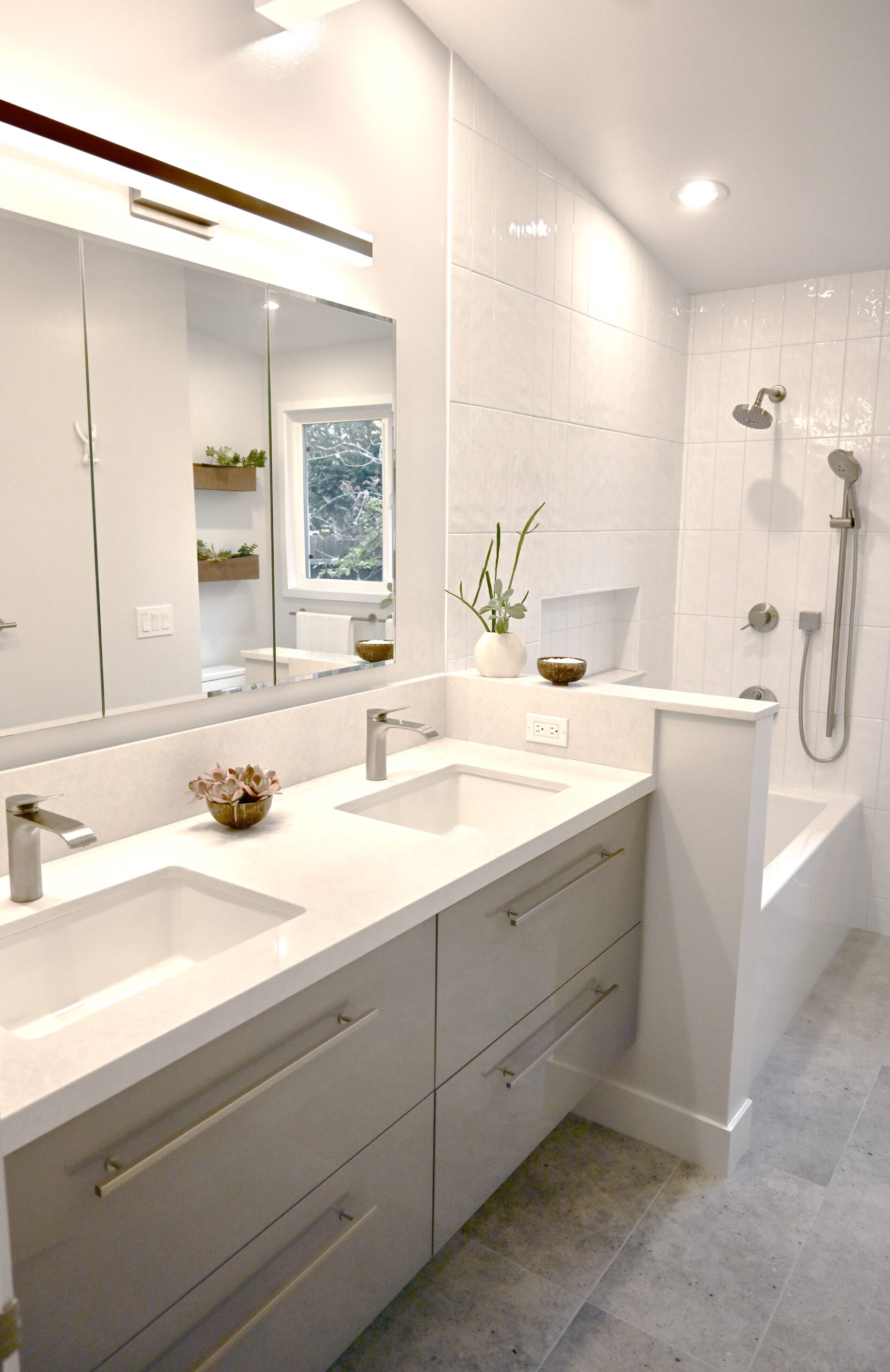 You are currently viewing Grey and White Modern Bathroom with European Flair