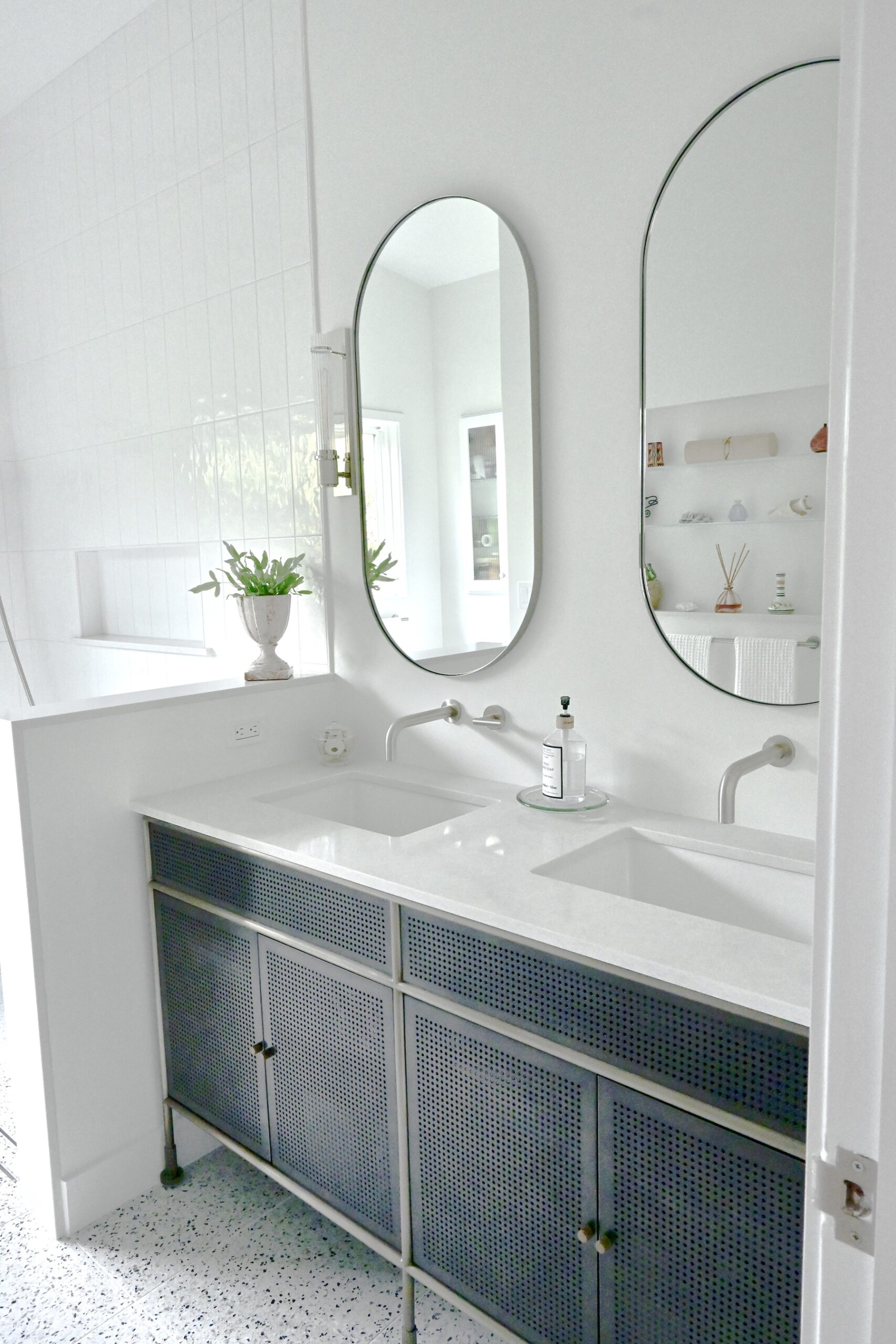 Read more about the article Modern Bathroom with industrial flair